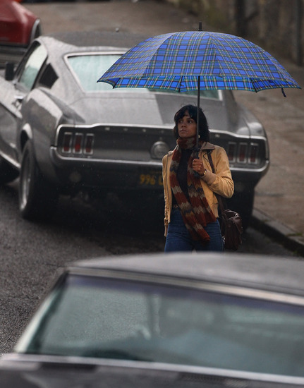 Холи Бери с чадър в шотландско каре