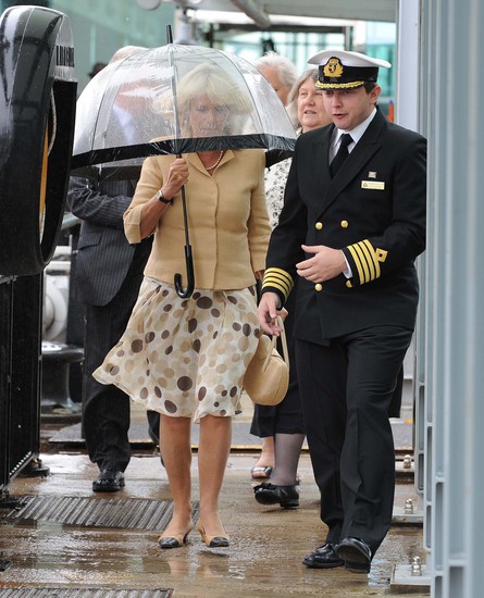 Херцогиня Камила с чадър
