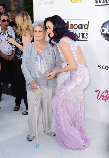 Кейти Пери с баба си на наградите "Билборд"