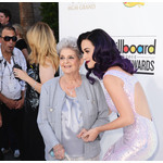Кейти Пери с баба си на наградите "Билборд"