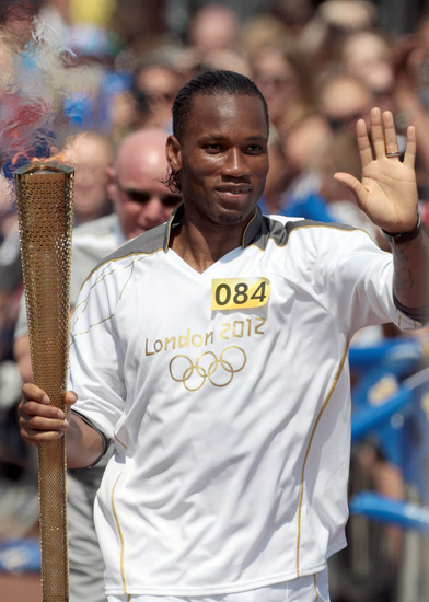 Дидие Дрогба с олимпийския факел