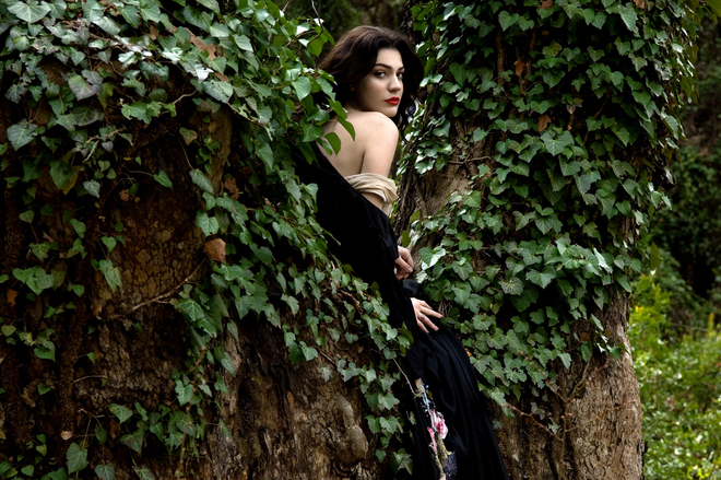 Иви Адаму в клипа на La La Love