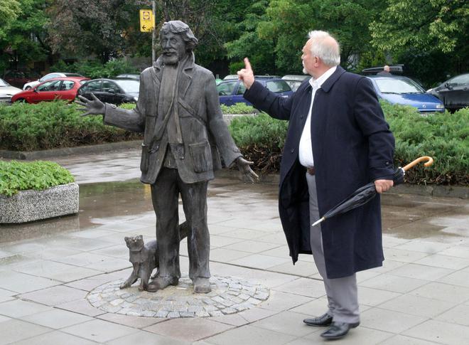 Паметникът на Радой Ралин