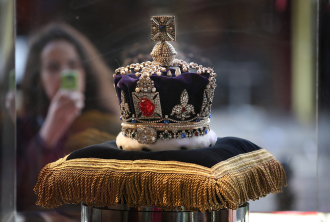 Първата кралска корона на Елизабет Втора