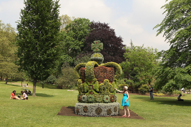 Корона от цветя в парка