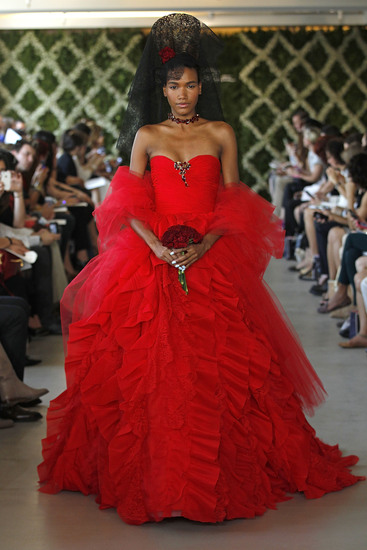 Булчинска рокля в червено от Оскар де ла Рента