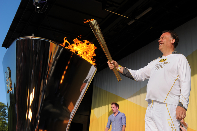 Брин Терфел с олимпийския факел