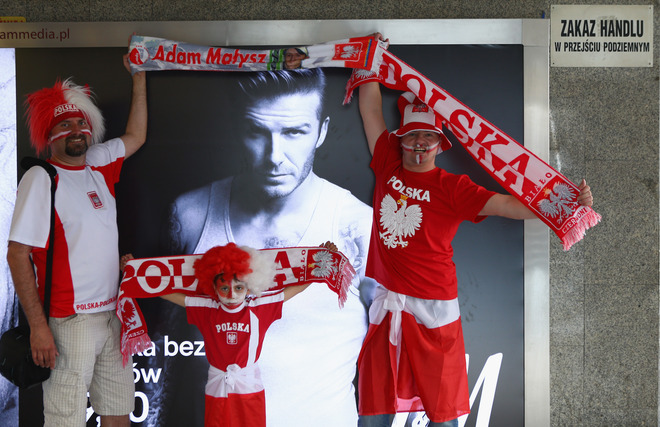 Евро 2012: Фенове на Полша... и Дейвид Бекъм