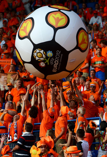 Холандската агитка с топката на Евро 2012