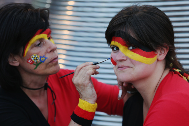 Евро 2012: Грим за фенове