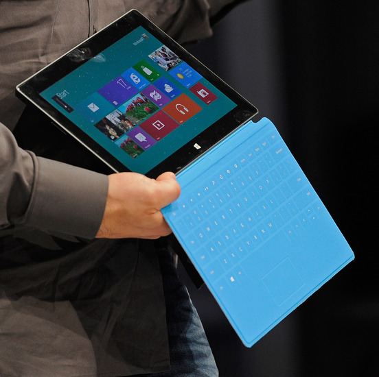 Таблетът на "Майкрософт" и клавиатурата в синьо