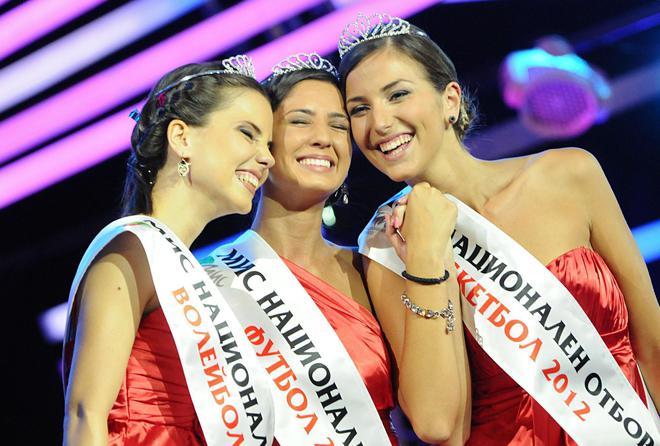 Трите победителки в конкурса "Мис Национален отбор"