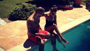 Алисия и Ники край басейна