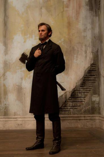 Бенджамин Уокър като Ейбрахам Линкълн, ловеца на вампири