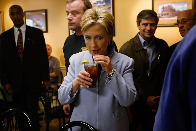 Хилари Клинтън пие студен чай