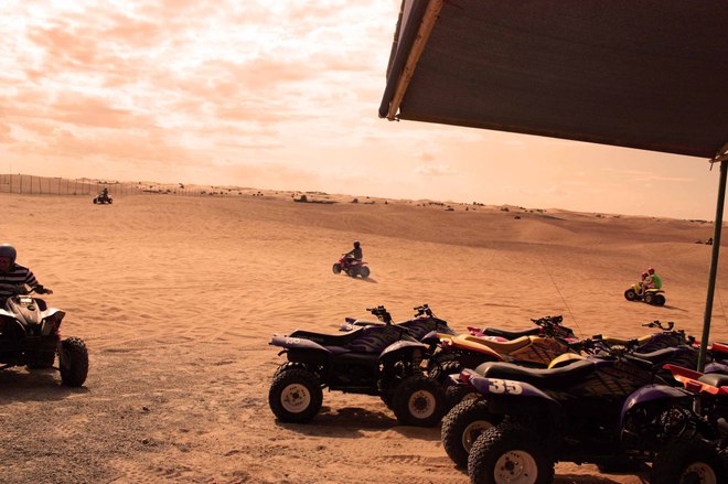 Пясъчни бъгита по дюните между Дубай и Хата