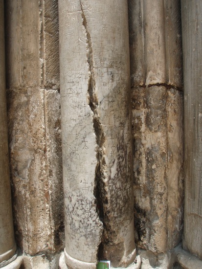 Ерусалим, Божи гроб, колоната на входа.