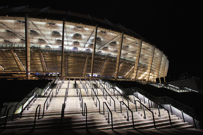 Олимпийският стадион в Киев нощем