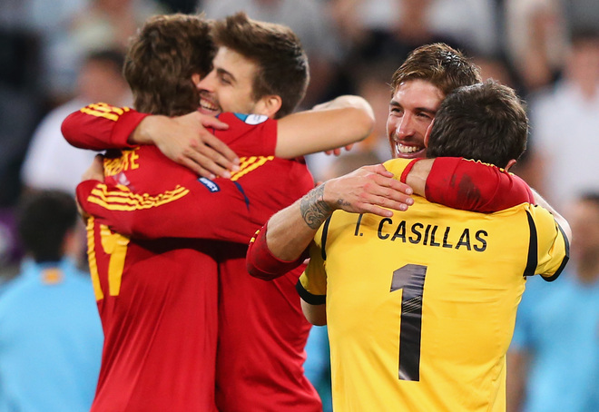 Евро 2012: Испанците се прегръщат