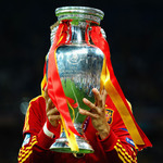Евро 2012: Жерар Пике с купата