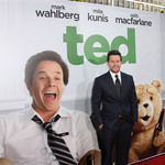 Марк Уолбърг на премиерата на "Приятелю, Тед"