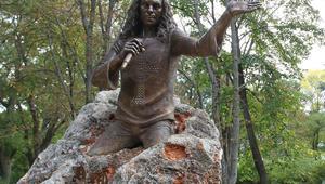 Паметникът на Рони Джеймс Дио в Каварна