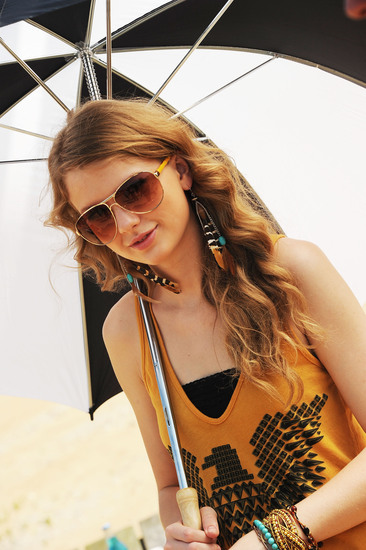 Тейлър Суифт с чадър за слънце