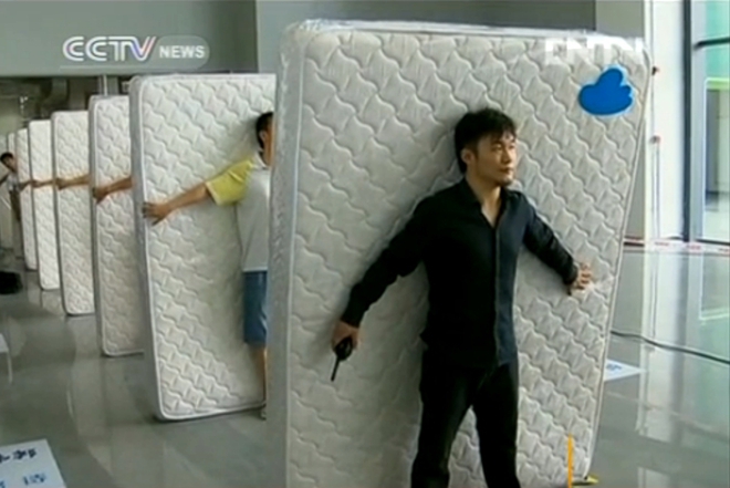 Най-голямо домино с матраци