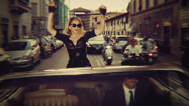 Мадона в Turn Up The Radio