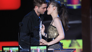 Робстен се целуват (почти)