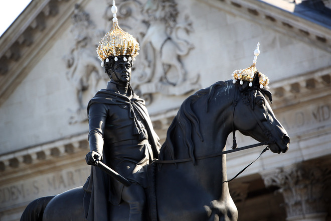 Статуята на крал Джордж  IV с шапка