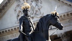 Статуята на крал Джордж  IV с шапка