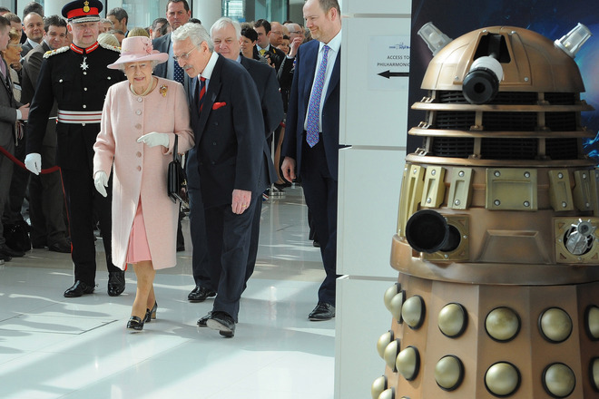 Elizabet vtora i dalek ot doktor hu