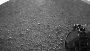 Първата снимка на "Кюриосити" от Марс