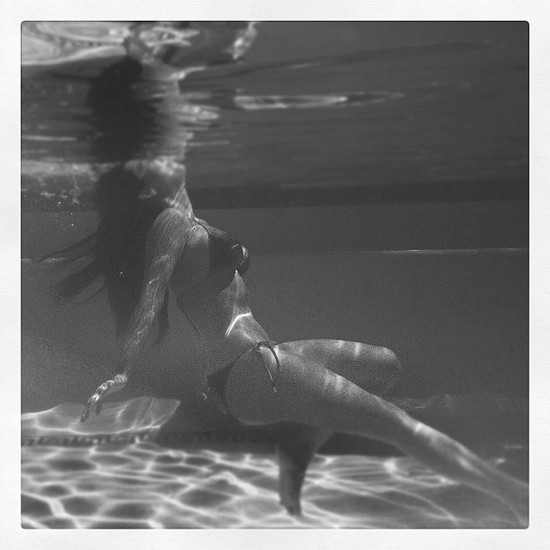 Ким Кардашиян под вода
