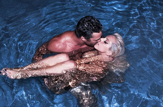 Лейди Гага в басейн с Тайлър Кини