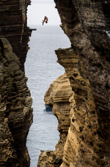Скокове от скали на Азорските острови