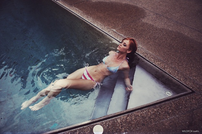 Синтия Дикър по бански (3)