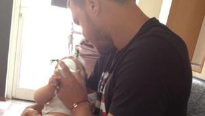 Валери храни малката Никол