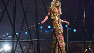 Кейт Мос в златиста рокля от Сара Бъртън