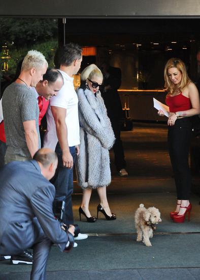 Лейди Гага пред хотела си