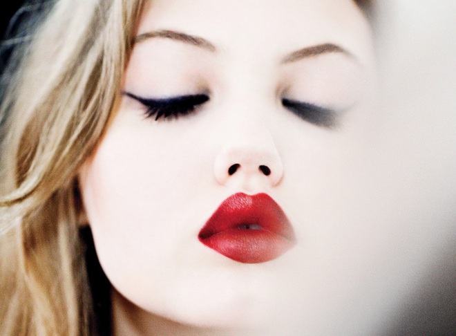 Линдзи Уиксън с червени устни