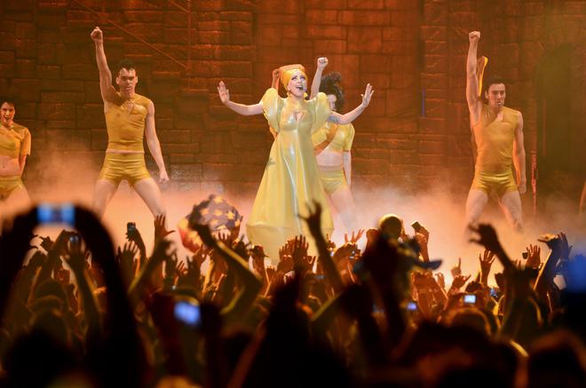 Лейди Гага на сцената в София