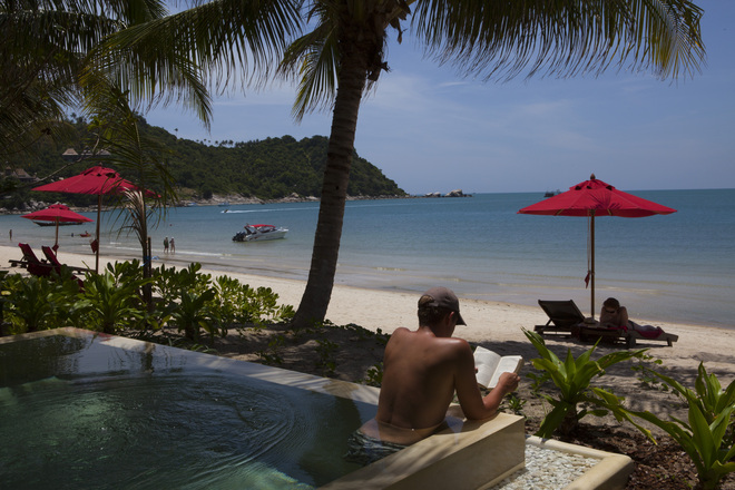 Тайланд: С книга в басейна