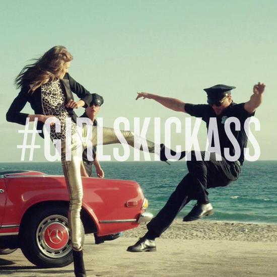 Карли Клос ступва няколко момченца в нова кампания