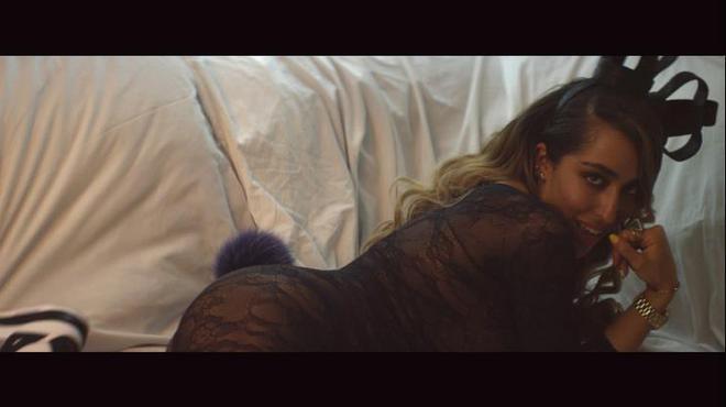 Дилайла в клипа Shades of Grey (2)