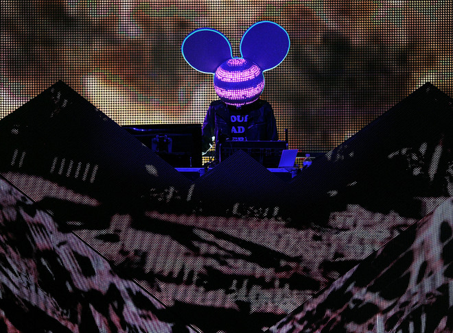 Дедмаус зад пулта