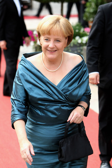 Ангела Меркел във вечерна рокля