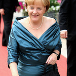 Ангела Меркел във вечерна рокля