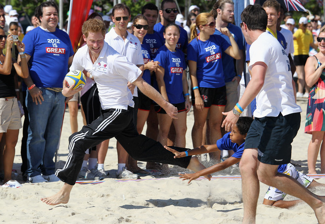 Принц Хари играе плажно ръгби